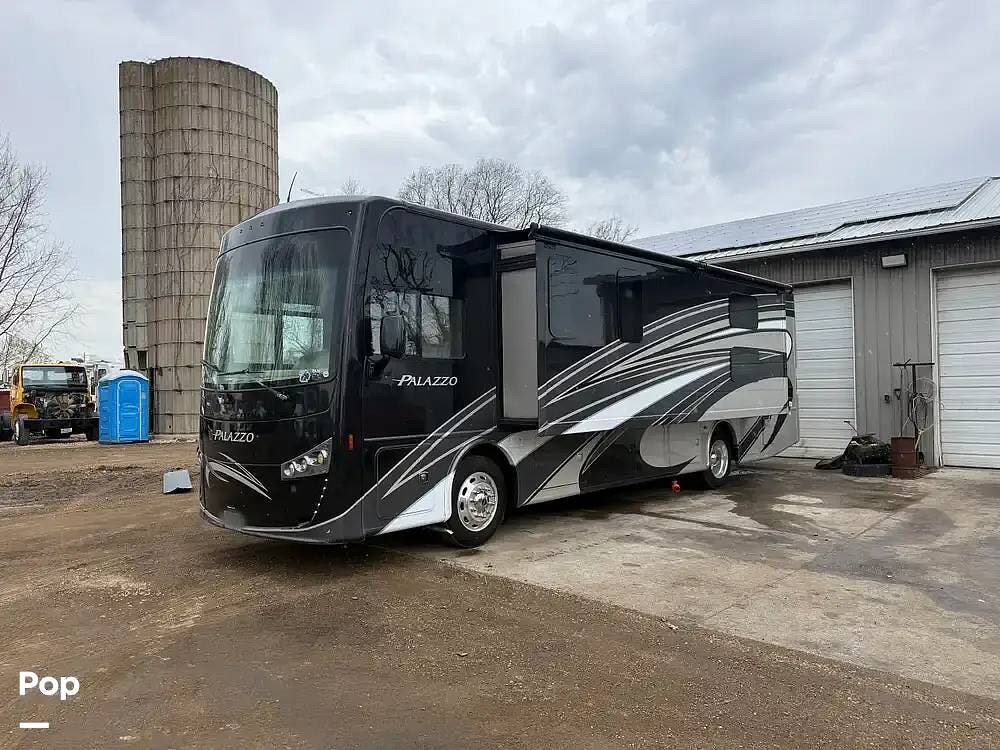 2017 Palazzo 33.3 by Thor Motor Coach from Pop RVs in Kirkland, Illinois