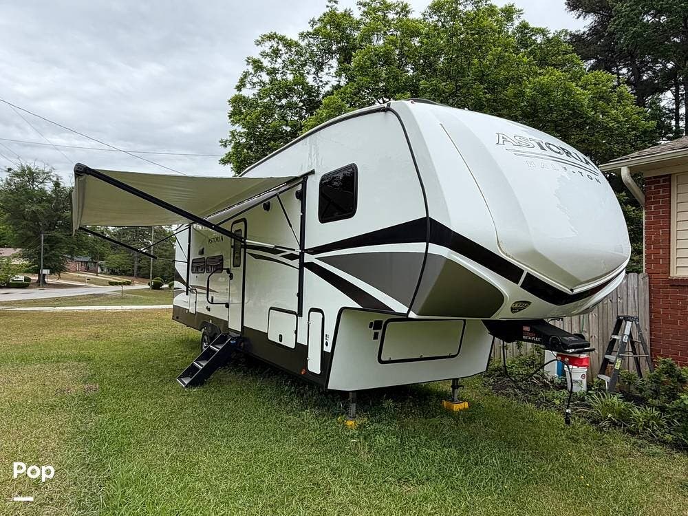 2024 Dutchmen Astoria 298BH - Used Fifth Wheel For Sale by Pop RVs in Columbia, South Carolina features Leveling Jacks, Air Conditioning, Slideout, Awning