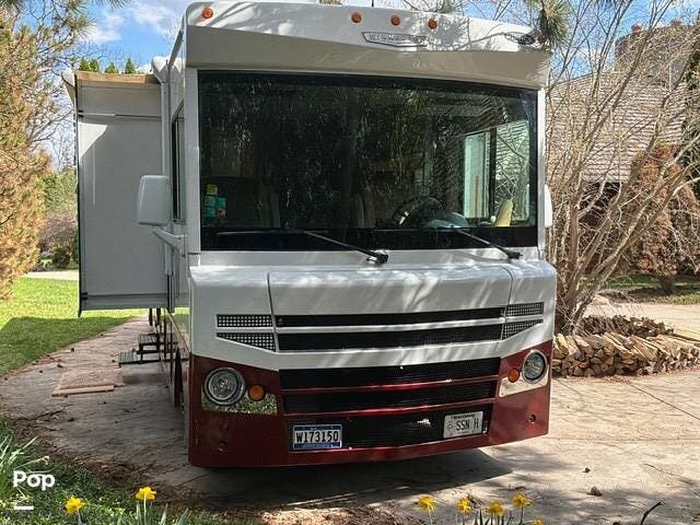 2016 Winnebago Brave 31C - Used Class A For Sale by Pop RVs in Middleton, Wisconsin features Air Conditioning, Generator, Slideout, Leveling Jacks, Awning