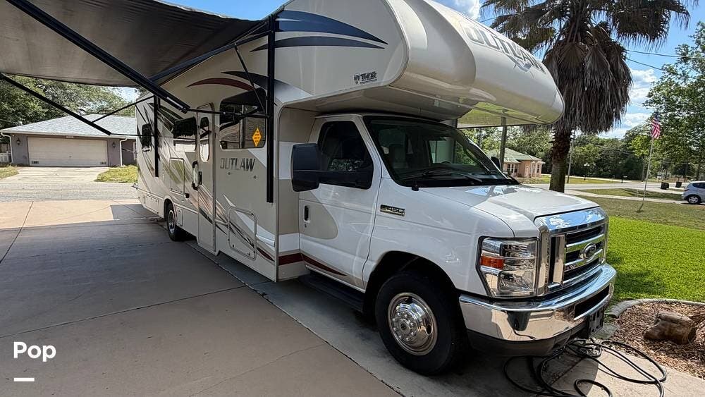 2019 Outlaw 29J by Thor Motor Coach from Pop RVs in Summerfield, Florida