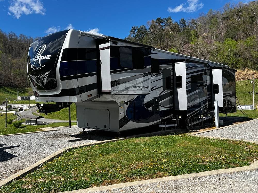 2022 Forest River RiverStone 391FSK - Used Fifth Wheel For Sale by Pop RVs in Pikeville, Kentucky features Slideout