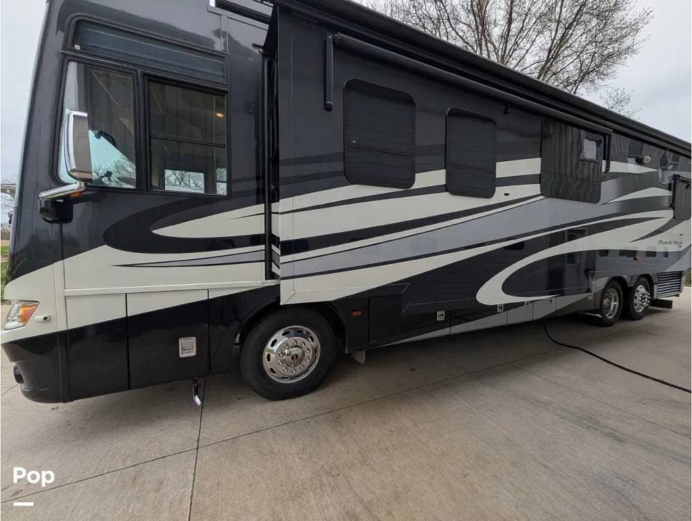 2016 Newmar Dutch Star 4018 - Used Diesel Pusher For Sale by Pop RVs in Macomb, Illinois features Generator, Leveling Jacks, Slideout, Air Conditioning, Awning