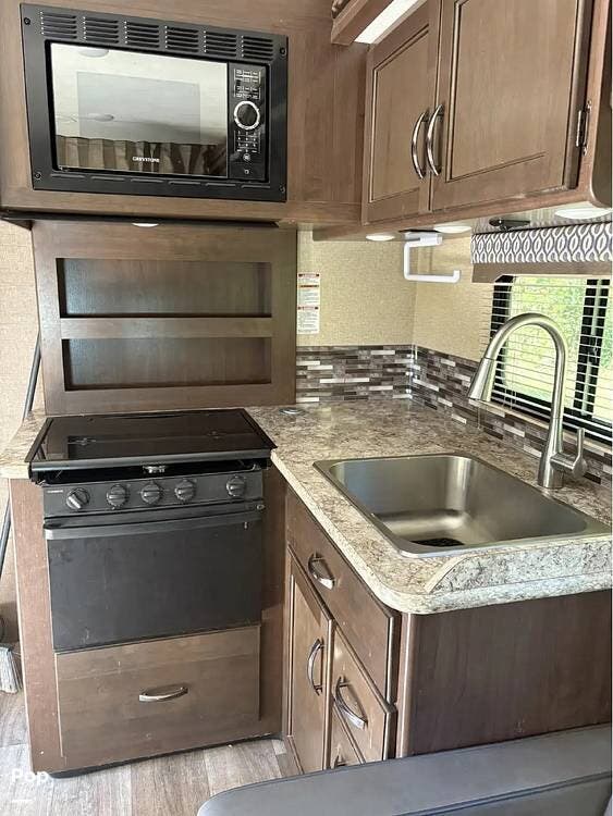 Used 2018 Thor Motor Coach Freedom Elite 30FE available in Pottsville, Pennsylvania