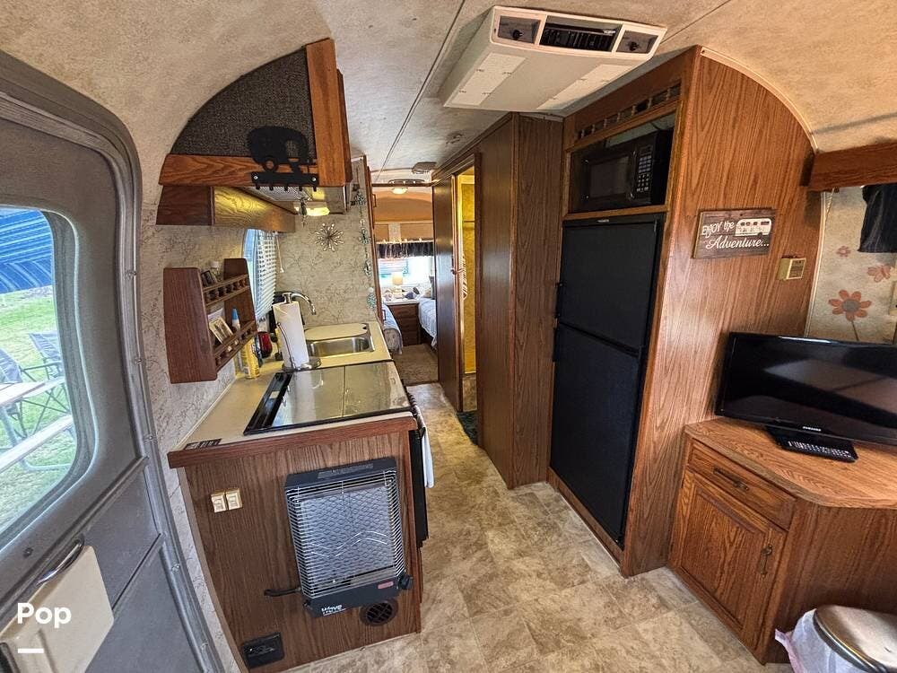 1988 Airstream Excella 25 - Used Travel Trailer For Sale by Pop RVs in Winter Garden, Florida features Air Conditioning, Leveling Jacks