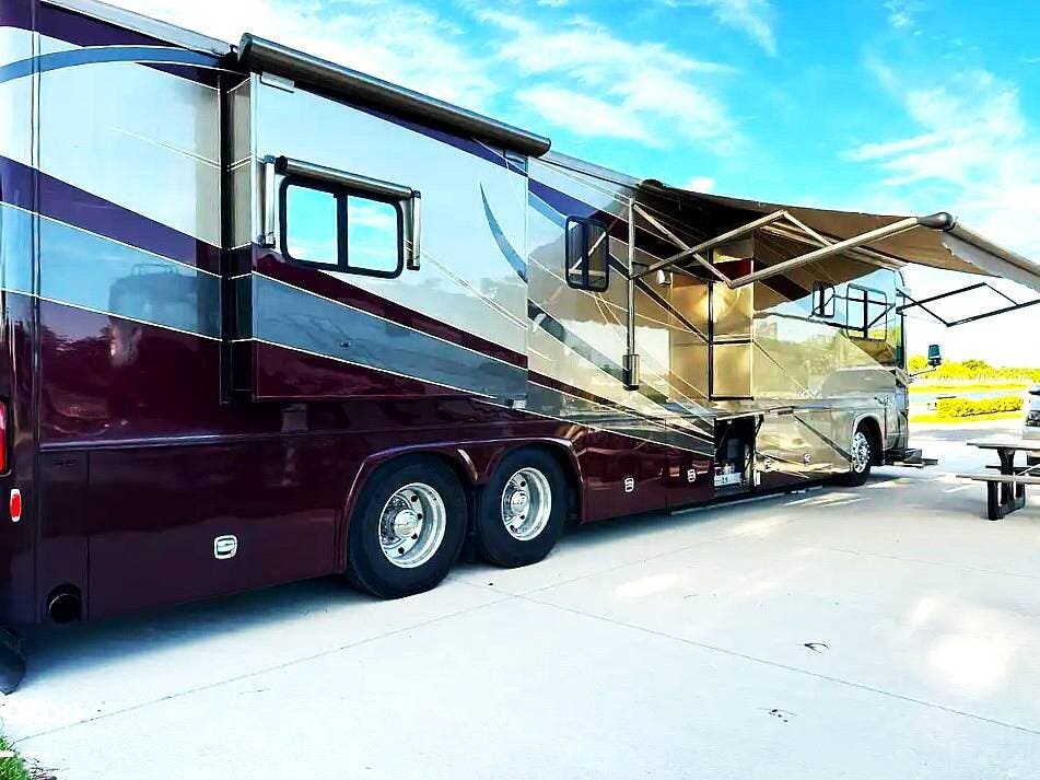 2007 Country Coach Allure 470 McKenzie Bridge - Used Diesel Pusher For Sale by Pop RVs in Princeton, Indiana features Slideout