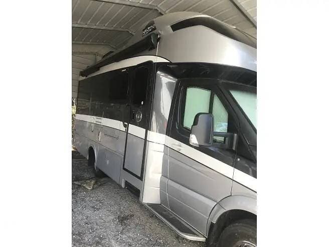 2019 Tiffin Wayfarer 24 FW - Used Class B For Sale by Pop RVs in Louin, Mississippi features Slideout