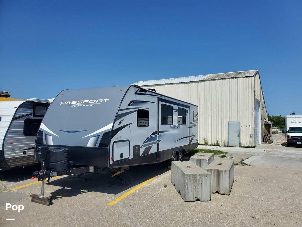 2022 Keystone Passport SL Series M-268 BH - Used Fifth Wheel For Sale by Pop RVs in Johnston, Iowa features Slideout