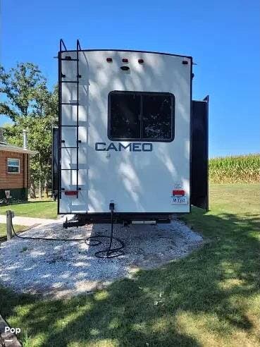 2021 CrossRoads Cameo 3975CK - Used Fifth Wheel For Sale by Pop RVs in Washington, Iowa features Awning, Slideout, Leveling Jacks, Air Conditioning