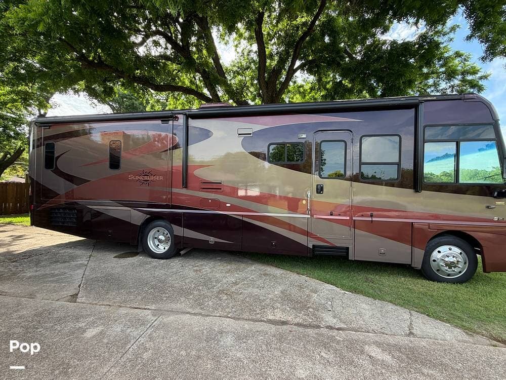 2008 Itasca Suncruiser 35L - Used Class A For Sale by Pop RVs in Red Oak, Texas features Leveling Jacks, Generator, Air Conditioning, Slideout, Awning