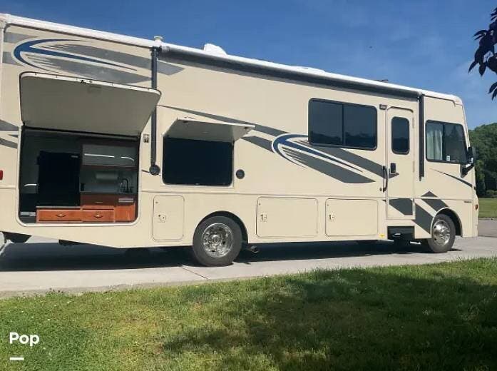 2018 Winnebago Vista 29 VE - Used Class A For Sale by Pop RVs in Knoxville, Tennessee features Slideout