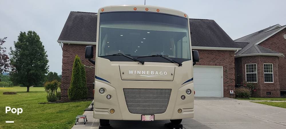 2018 Winnebago Vista 29VE - Used Class A For Sale by Pop RVs in Knoxville, Tennessee features Slideout, Awning, Air Conditioning, Generator