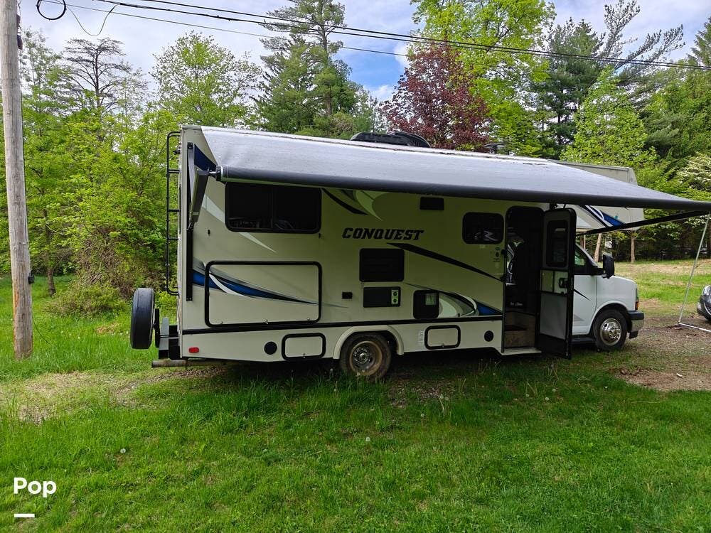2018 Gulf Stream Conquest 6238 - Used Class C For Sale by Pop RVs in Rockaway, New Jersey features Air Conditioning, Generator, Awning, Slideout