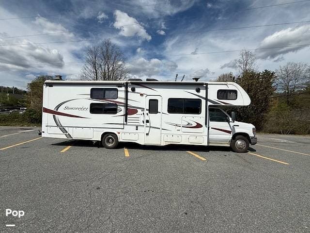 2015 Forest River Sunseeker 3170DS - Used Class C For Sale by Pop RVs in Boone, North Carolina features Air Conditioning, Generator, Slideout, Awning