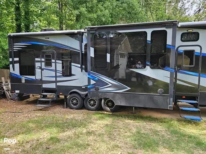 2016 Fuzion Chrome 422 by Keystone from Pop RVs in Hampton, Georgia