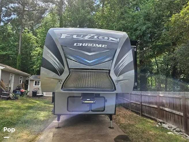 2016 Keystone Fuzion Chrome 422 - Used Fifth Wheel For Sale by Pop RVs in Hampton, Georgia features Slideout