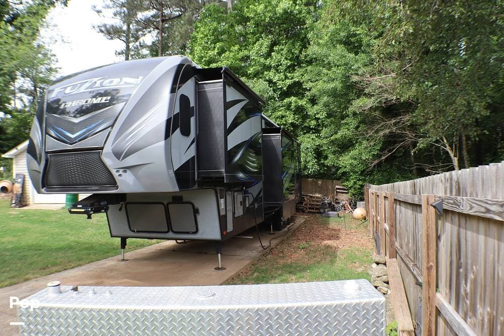 2016 Keystone Fuzion Chrome 422 - Used Toy Hauler For Sale by Pop RVs in Hampton, Georgia features Air Conditioning, Awning, Slideout, Leveling Jacks, Generator