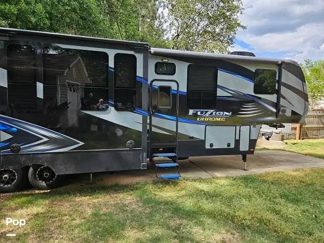 2016 Fuzion Chrome 422 by Keystone from Pop RVs in Hampton, Georgia