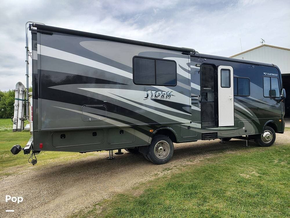 2015 Fleetwood Storm 32H - Used Class A For Sale by Pop RVs in Kiester, Minnesota features Generator, Awning, Slideout, Air Conditioning, Leveling Jacks
