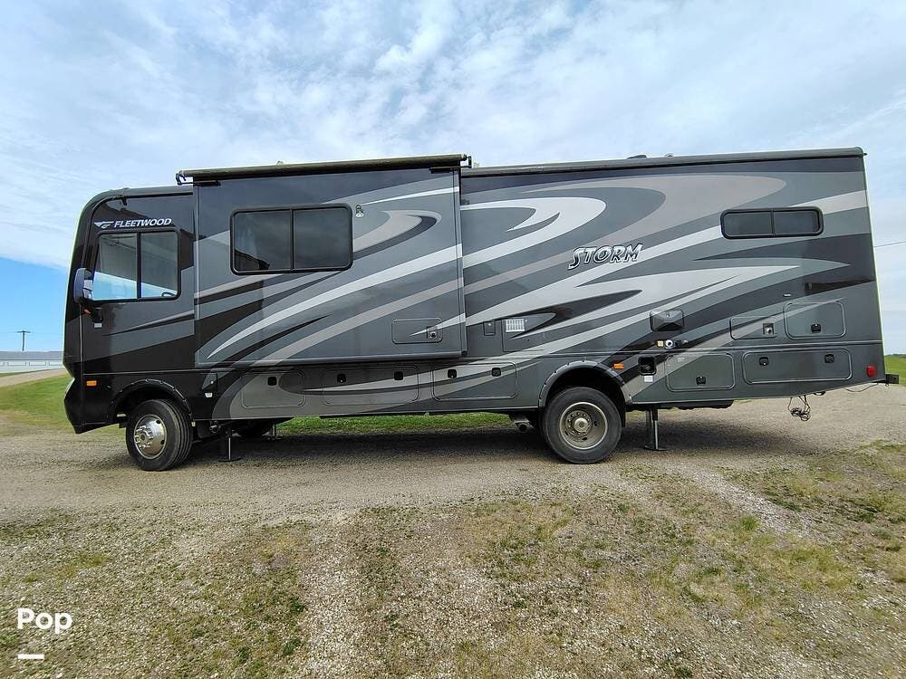 2015 Fleetwood Storm 32H - Used Class A For Sale by Pop RVs in Kiester, Minnesota features Awning, Generator, Slideout, Leveling Jacks, Air Conditioning