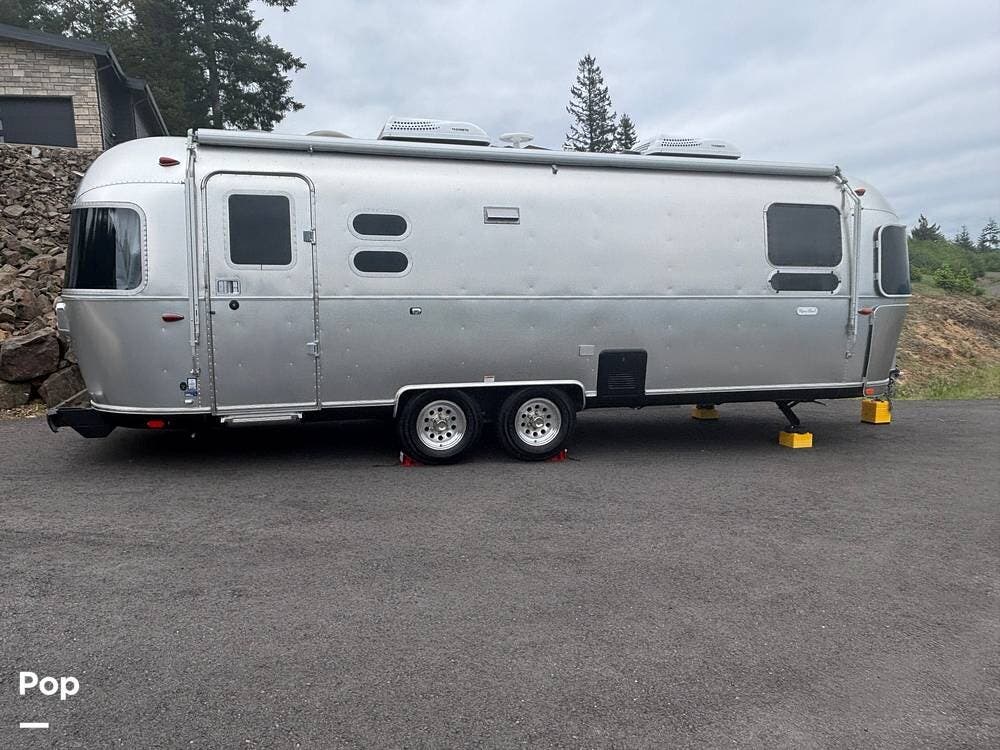2022 Airstream Flying Cloud 27FB Queen - Used Travel Trailer For Sale by Pop RVs in Amboy, Washington features Awning, Air Conditioning, Leveling Jacks