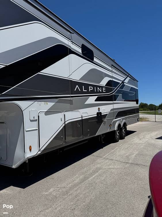 2024 Keystone Alpine 3303CK - Used Fifth Wheel For Sale by Pop RVs in Fort Worth, Texas features Slideout, Air Conditioning