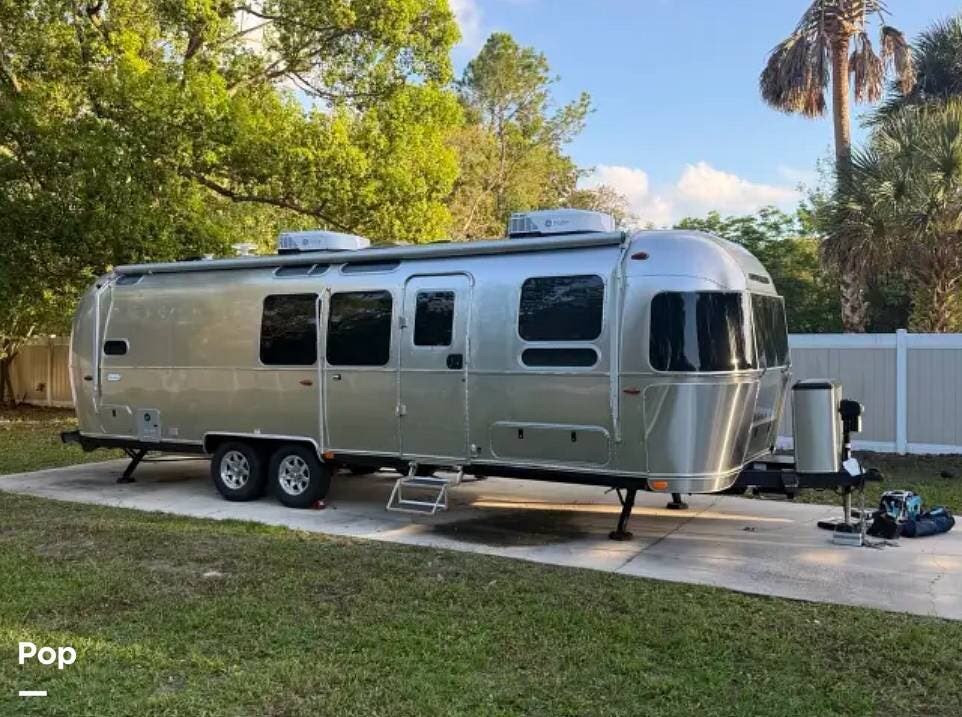 2025 Airstream Flying Cloud 30FB Twin - Used Travel Trailer For Sale by Pop RVs in Winter Springs, Florida
