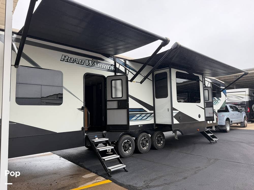 2021 Heartland Road Warrior 391RW - Used Toy Hauler For Sale by Pop RVs in Keller, Texas features Generator, Air Conditioning, Slideout, Awning, Leveling Jacks