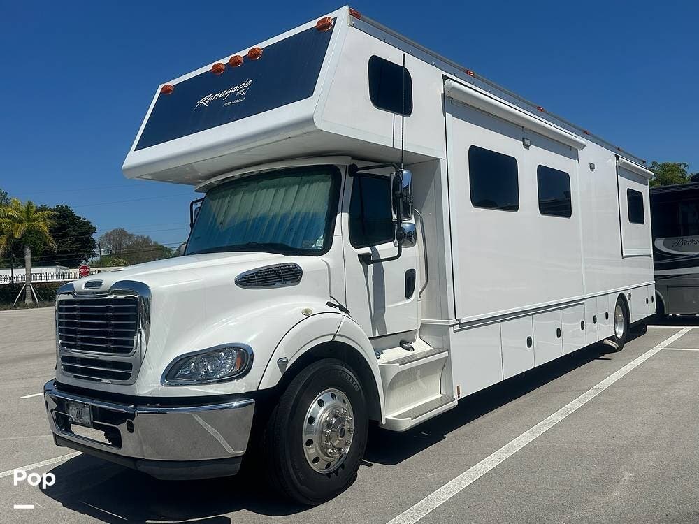2019  Renegade Classic 38CSB - Used Super C For Sale by Pop RVs in Miramar, Florida features Air Conditioning, Awning, Slideout, Generator