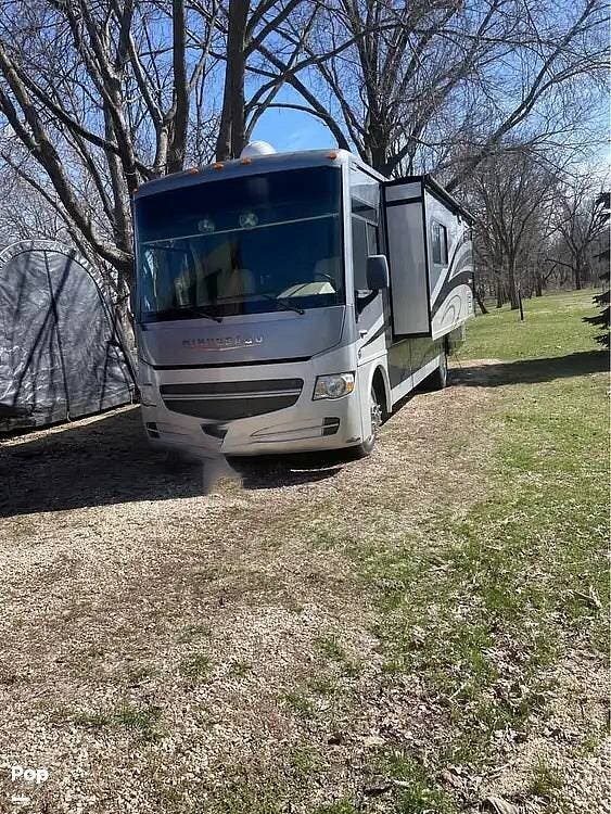 2013 Winnebago Sightseer 33C - Used Class A For Sale by Pop RVs in Dyersville, Iowa features Leveling Jacks, Awning, Air Conditioning, Slideout, Generator