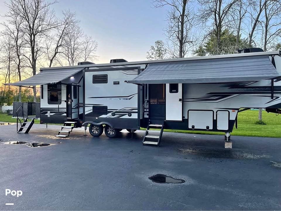 2018 Keystone Raptor 362TS - Used Toy Hauler For Sale by Pop RVs in North Tonawanda, New York features Slideout