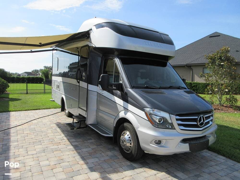 2019 Tiffin Wayfarer 24TW - Used Class C For Sale by Pop RVs in Mulberry, Florida features Slideout, Leveling Jacks, Generator, Air Conditioning, Awning