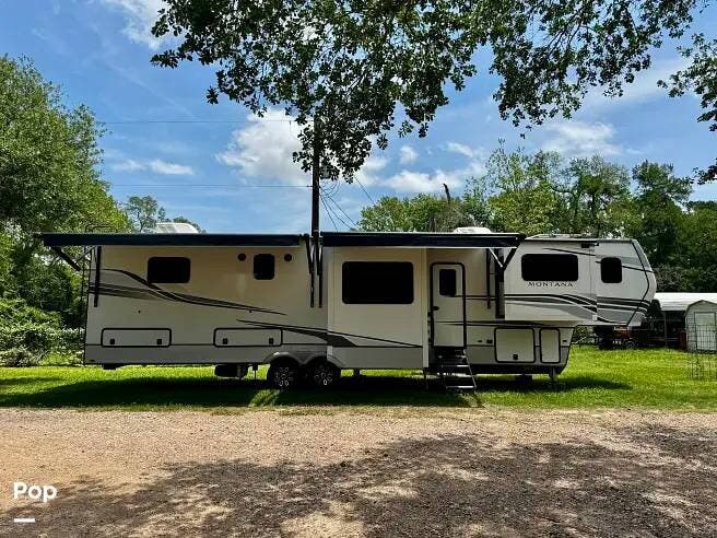2023 Keystone Montana 3941FO - Used Fifth Wheel For Sale by Pop RVs in Fulshear, Texas features Slideout, Awning, Leveling Jacks, Air Conditioning