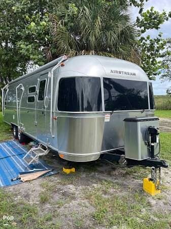 2022 Flying Cloud 30RBQ by Airstream from Pop RVs in Davie, Florida