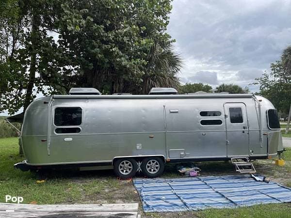 2022 Airstream Flying Cloud 30RBQ - Used Travel Trailer For Sale by Pop RVs in Davie, Florida