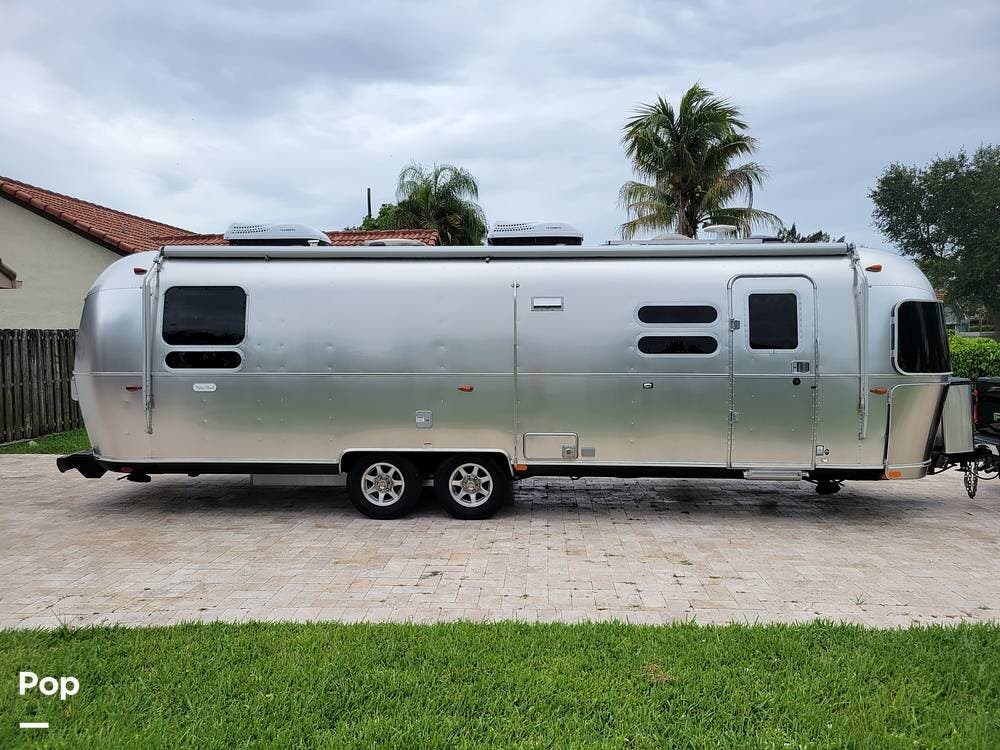 2022 Airstream Flying Cloud 30RB - Used Travel Trailer For Sale by Pop RVs in Davie, Florida features Air Conditioning, Leveling Jacks, Awning