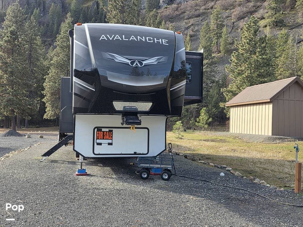 2021 Keystone Avalanche 332MK - Used Fifth Wheel For Sale by Pop RVs in Lincoln, Washington features Air Conditioning, Leveling Jacks, Slideout, Awning