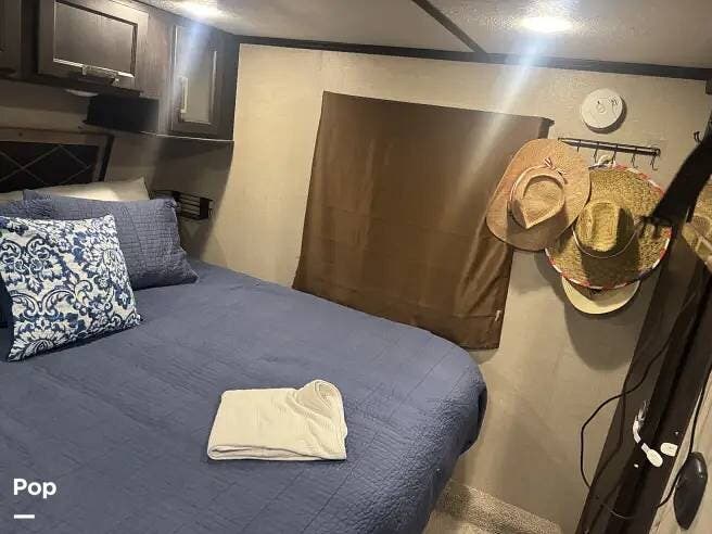 2018 Keystone Fuzion 424 - Used Toy Hauler For Sale by Pop RVs in Tiger, Georgia features Slideout, Air Conditioning, Generator, Awning, Leveling Jacks