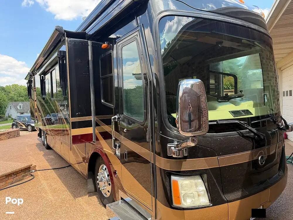 2009 Holiday Rambler Navigator Bismark IV - Used Diesel Pusher For Sale by Pop RVs in Cross Plains, Tennessee features Awning, Slideout, Generator, Air Conditioning