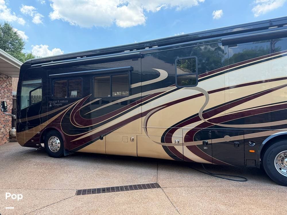 2009 Navigator Bismark IV by Holiday Rambler from Pop RVs in Cross Plains, Tennessee