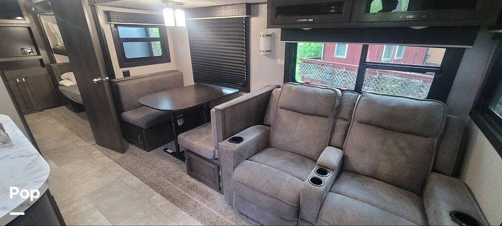 2020 Jayco Jay Flight 33RBTS - Used Travel Trailer For Sale by Pop RVs in Sublette, Illinois features Slideout, Awning, Air Conditioning