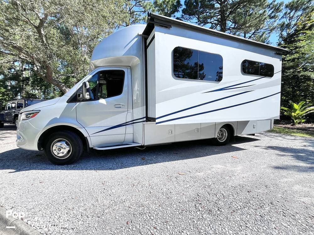 2022 Tiffin Wayfarer 25RW - Used Class C For Sale by Pop RVs in Santa Rosa Beach, Florida features Awning, Slideout, Generator, Leveling Jacks, Air Conditioning