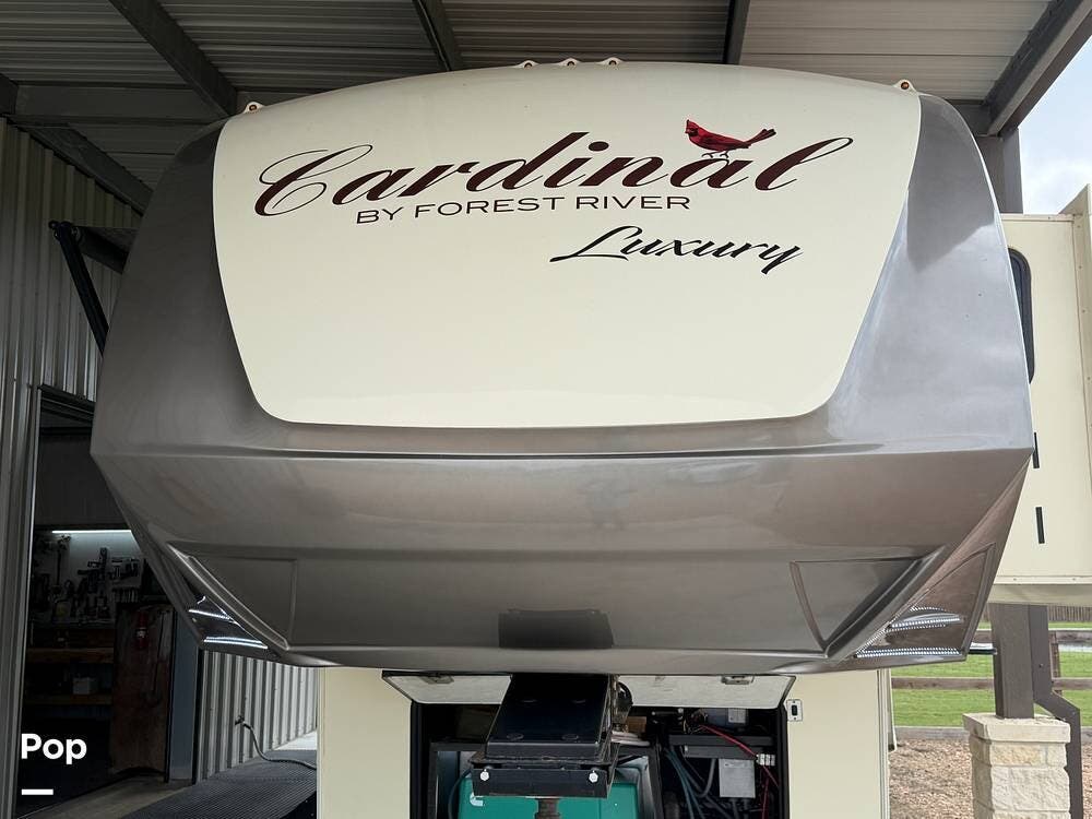 2019 Forest River Cardinal Luxury 3250RLX - Used Fifth Wheel For Sale by Pop RVs in El Campo, Texas features Slideout, Generator, Air Conditioning, Awning, Leveling Jacks