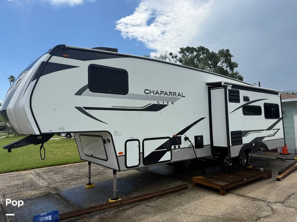 2023 Chaparral LITE 284RL by Coachmen from Pop RVs in Saint Petersburg, Florida