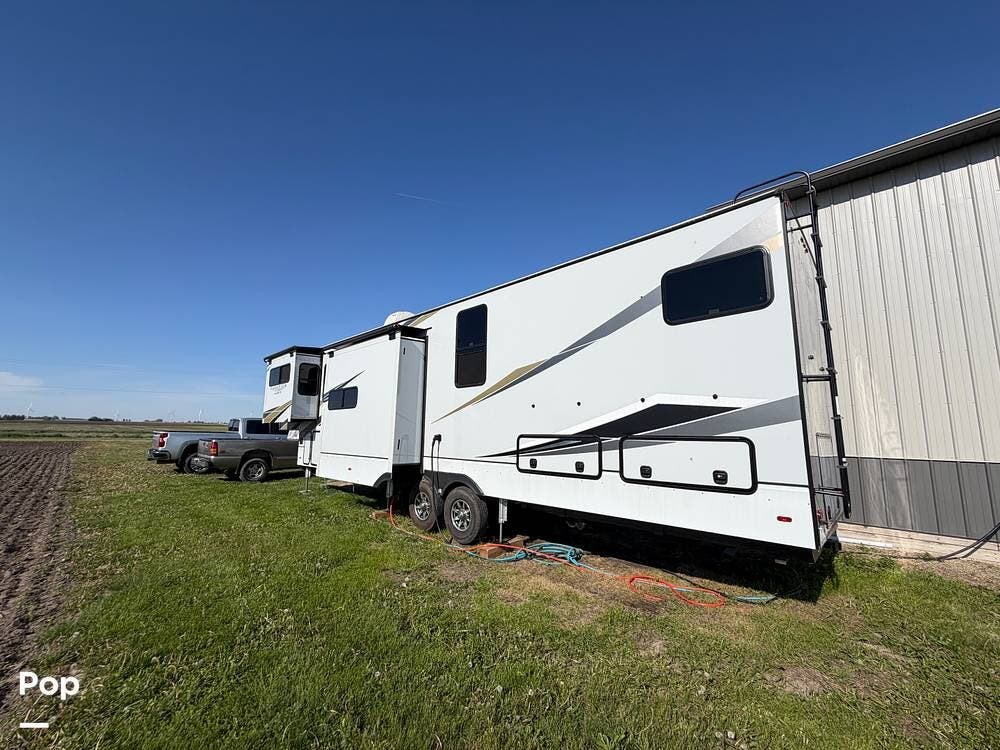 2022 Alliance RV Paradigm 385FL - Used Fifth Wheel For Sale by Pop RVs in Oakwood, Illinois features Leveling Jacks, Awning, Air Conditioning, Slideout