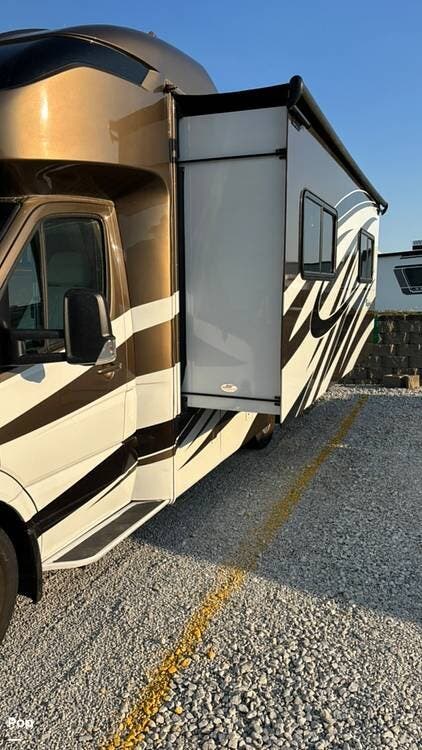 2018 Tiffin Wayfarer 24 FW - Used Class C For Sale by Pop RVs in Lincoln, Nebraska features Generator, Slideout, Air Conditioning