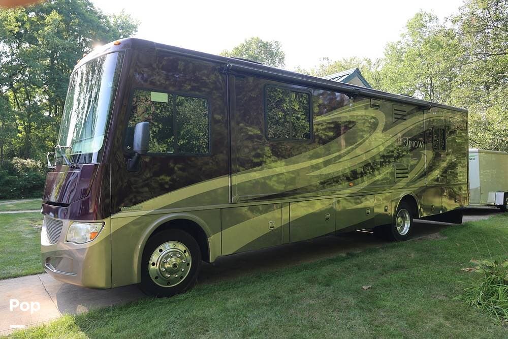 2015 Itasca Sunova 33C - Used Class A For Sale by Pop RVs in Novelty, Ohio features Leveling Jacks, Air Conditioning, Slideout, Generator, Awning