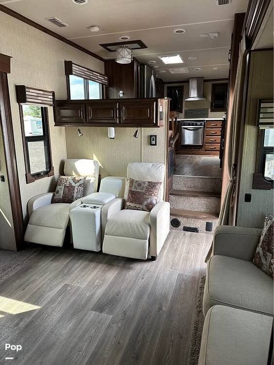 2018 Palomino Columbus 386 FK - Used Fifth Wheel For Sale by Pop RVs in Colorado Springs, Colorado features Slideout