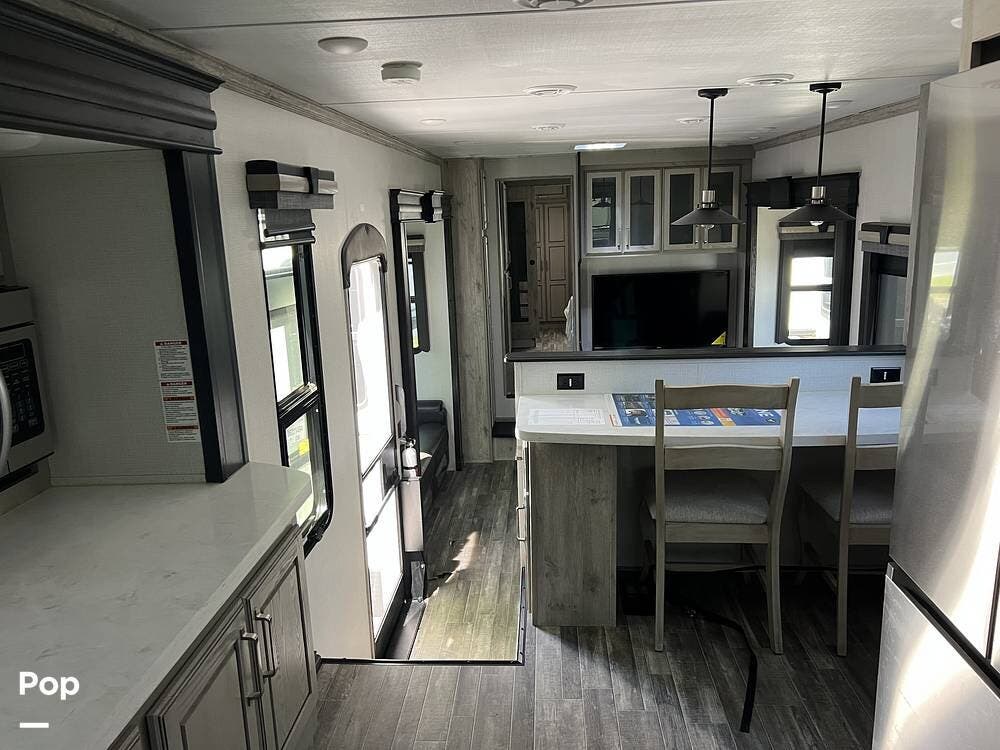 2022 Keystone Alpine 3790FK - Used Fifth Wheel For Sale by Pop RVs in Gambrills, Maryland features Awning, Leveling Jacks, Slideout, Air Conditioning