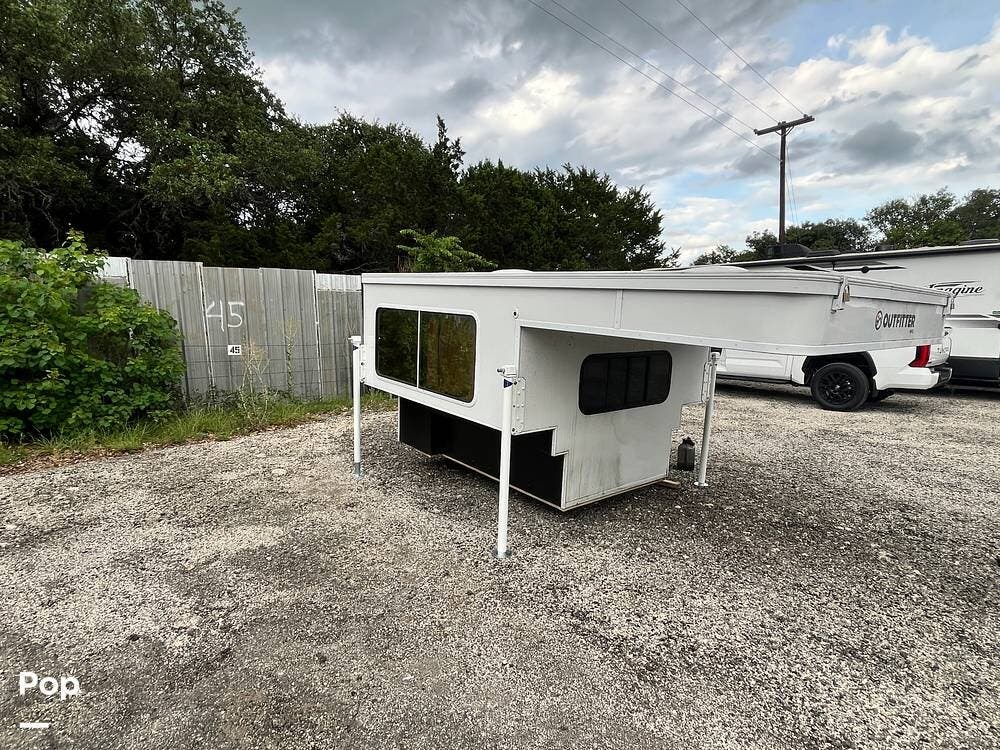 2024 Miscellaneous Outfitter Mfg Caribou Lite 6.5 - Used Truck Camper For Sale by Pop RVs in Boerne, Texas features Leveling Jacks