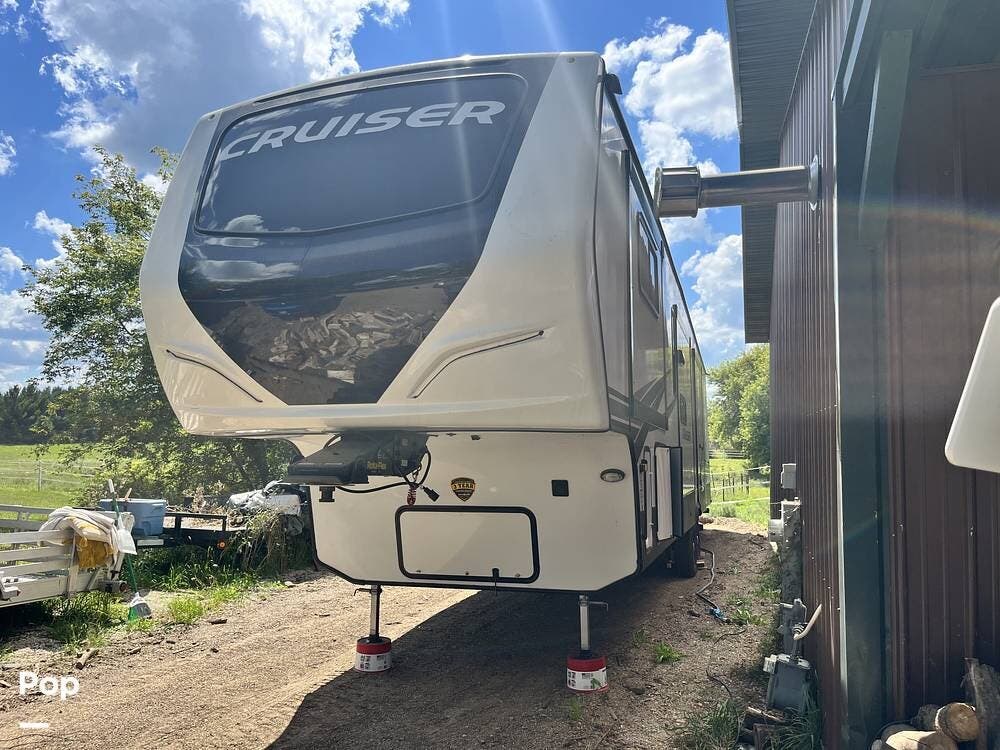 2021 CrossRoads Cruiser 3841FL - Used Fifth Wheel For Sale by Pop RVs in Hartford, Wisconsin features Leveling Jacks, Air Conditioning, Slideout, Awning